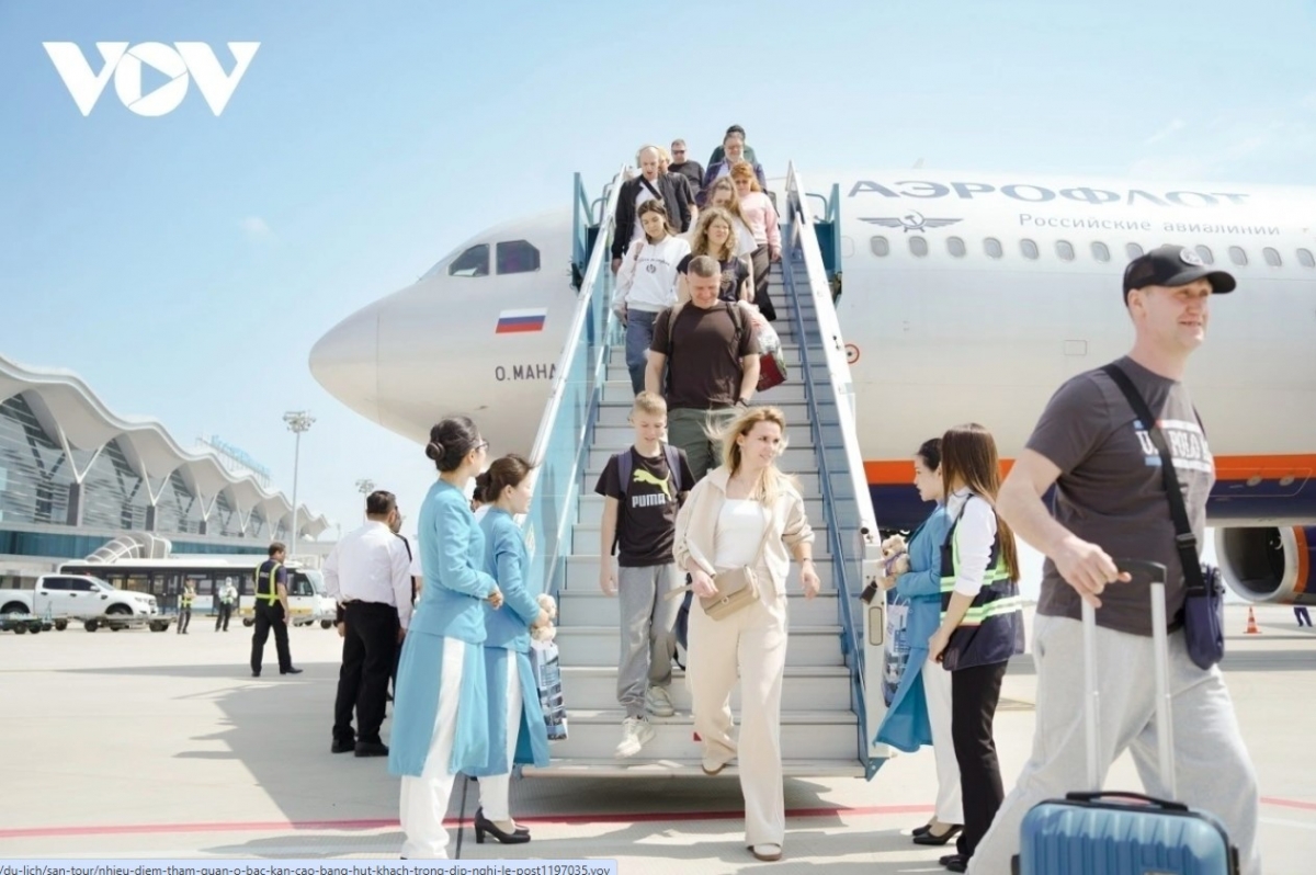 1.65 million foreign tourists visit Vietnam in April, down 19.5% against March
